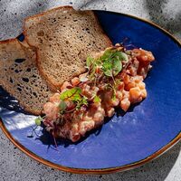 Тартар из лосося с гренкойв Rose Mary