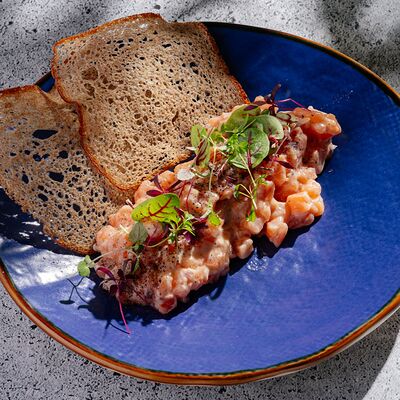 Тартар из лосося с гренкойв Rose Mary по цене 1070 ₽