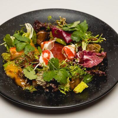 Салат с куриной печенью и мороженым из сыра рокфор в Ангария по цене 717 ₽