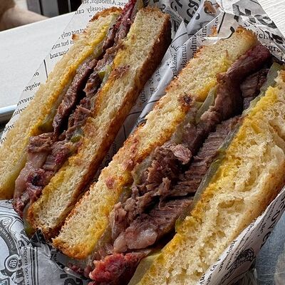 Сандвич с брискетом в Арт-шоу ресторан Балаган Сити по цене 830 ₽