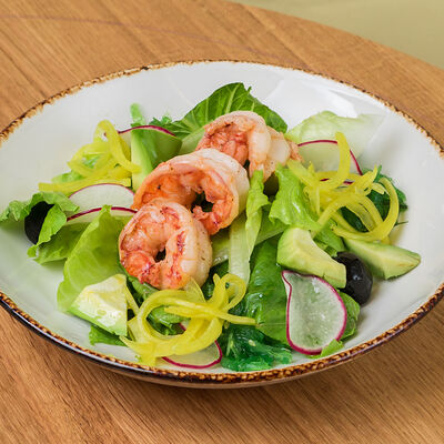 Салат с креветками, с соусом Тобико майо в Атлас еды по цене 600 ₽