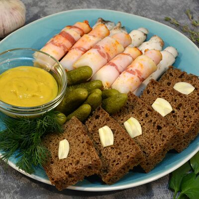 Нарезка из сала с бородинским хлебом, чесноком и корнишонами в Чапай по цене 559