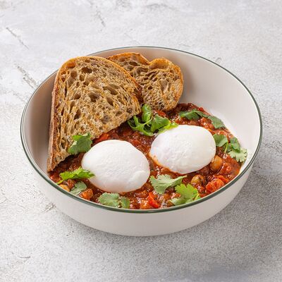 Шакшука с цельнозерновым хлебом в Шоколадница по цене 510 ₽