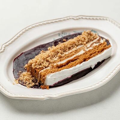 Медовик с черничным соусом в Кафе Калачи по цене 450 ₽