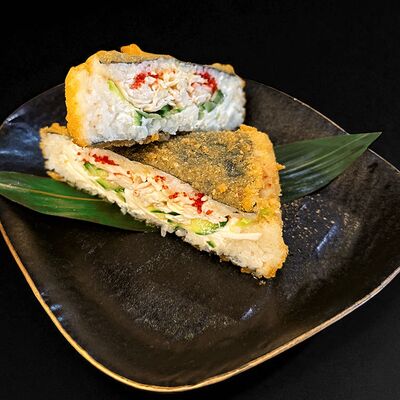 Закуска: Онигири темпура с крабом в Singapore Premium по цене 200 ₽