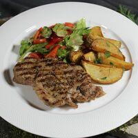 Стейк из cвинoй шеи с картофелем по-деревенски в Scandinavia