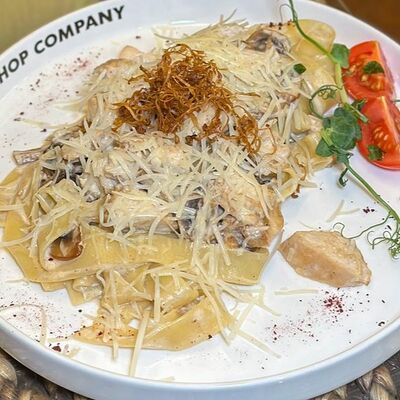Феттучини с курицей и грибами в Coffeeshop Company по цене 510 ₽