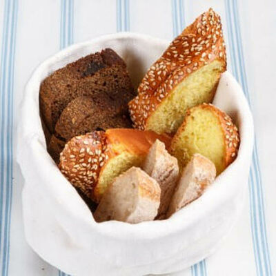 Хлеб разный: хала, ржаной, серый пресный в Одесса-Мама по цене 220 ₽