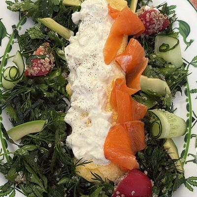 Омлет со страчателлой, лососем и микс салата в Мандарин по цене 825 ₽