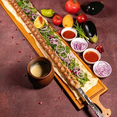 Гранд люля-кебаб из баранины с овощами и кетчупом из ткемалив Чичилаки по цене 3900 ₽