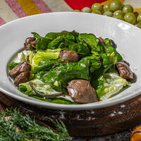 Зеленый салат с куриной печенью в Хачапури