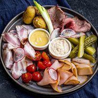 Мясная тарелка с соленьями и молодым картофелем в Бык и море
