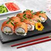 Ролл Филадельфия с копченым лососем в Sushi White Lux по цене 849