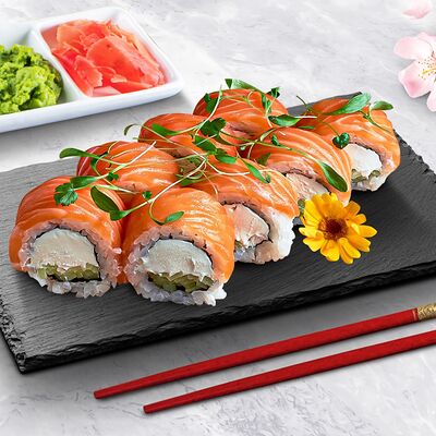 Ролл Филадельфия с копченым лососем в Sushi White Lux по цене 759 ₽