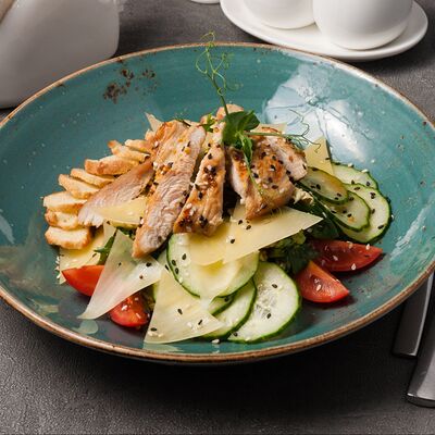 Салат с индейкой в Чайхана по цене 580 ₽