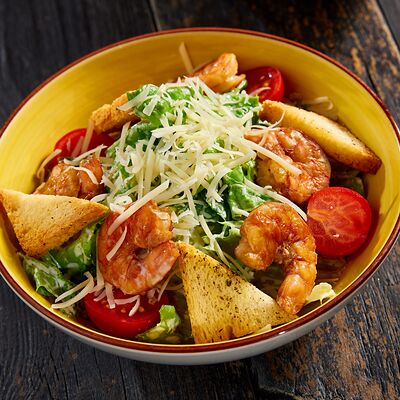 Салат Цезарь с креветками в ЕрмолаевЪ Охота и Рыбалка по цене 510 ₽