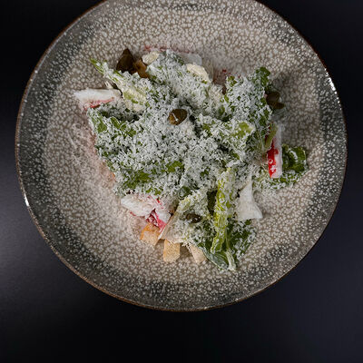 Цезарь с крабом в W - cocktails & food по цене 1390 ₽