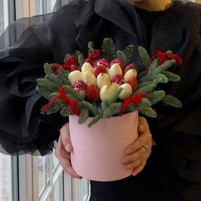 Клубничный бокс Волшебный праздник в Клубника по цене 5990 ₽