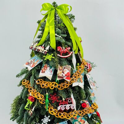 Дизайнерская натуральная ёлка (80 см) нобилис с крендельками в Дарите красиво по цене 19990 ₽