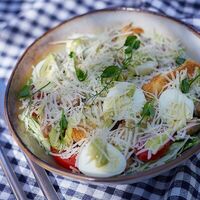 Цезарь с курицей и веганским сырным соусомв Пропитание