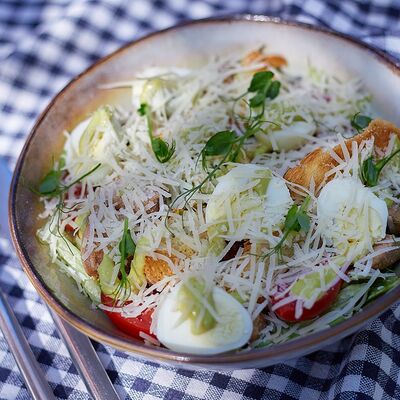 Цезарь с курицей и веганским сырным соусомв Пропитание по цене 610 ₽