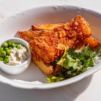 Фиш & чипс с соусом тартар с зеленым горошком в Brasserie lambic по цене 924 ₽