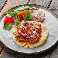 Бедро цыпленка гриль с теплой лепешкой, солеными томатами и маринованным луком в Про печь