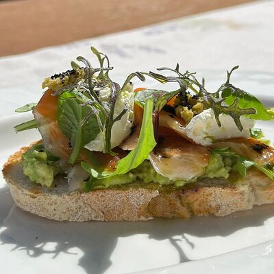 Брускетты с томатом, авокадо и пармезаном в Wine & Vine по цене 430 ₽