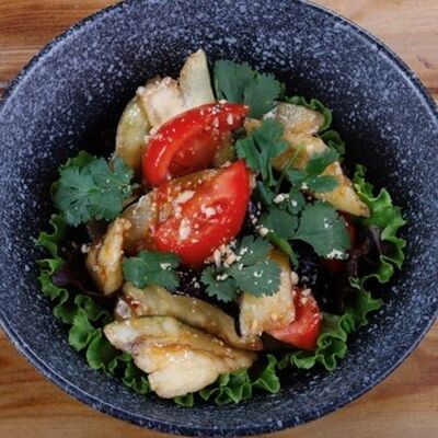 Теплый салат с баклажанами в Double Coffee по цене 3450 ₸