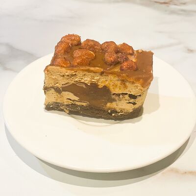 Пирожное карамельно-ореховое в Просто кофе по цене 170 ₽