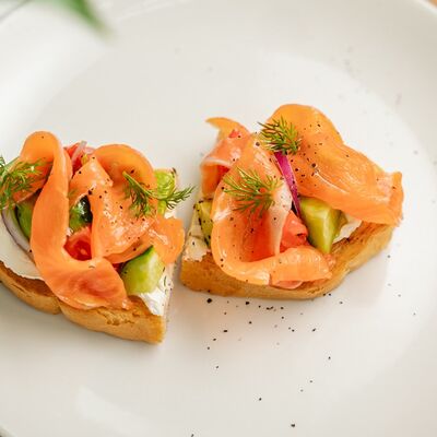 Мини-брускетта с лососем в Колбасный цехМагадан по цене 850 ₽