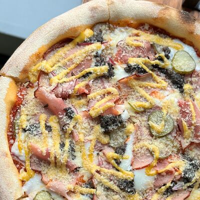 Пицца с окороком и грибной икрой в Seven по цене 880 ₽