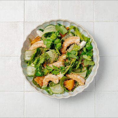 Салат с креветкой и хурмой под соусом из кинзы в Птичка by Novikov по цене 1560 ₽