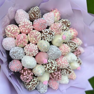 Букет из клубники в шоколаде 35 ягод в Buketonline - Съедобные букеты и клубника в шоколаде по цене 5610 ₽