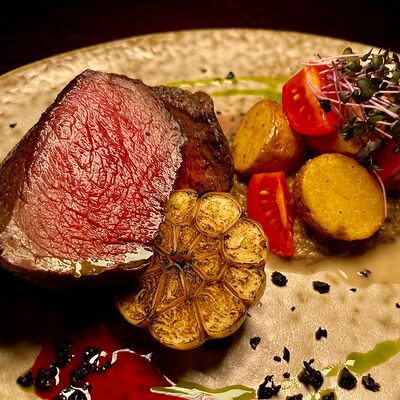 Филе миньон с грибной пастой и молодым картофелем в Vinokurov karaoke rest по цене 1650 ₽