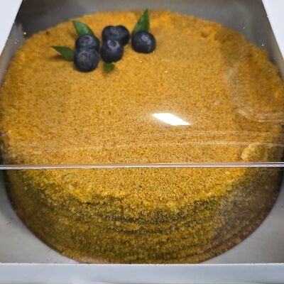 Медовик с заварным кремом, грецким орехом и черносливом в Pro Торт по цене 2900 ₽