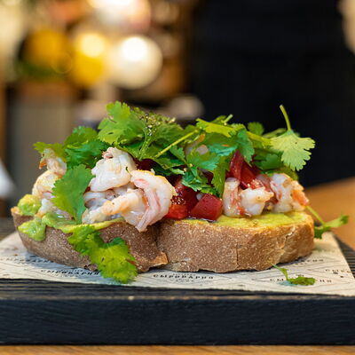 Брускетта с муссом из авокадо и креветками в Сыроварня по цене 990