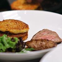 Тёртые оладьи из картофеля с медальонами из говядины в ТЁРКА