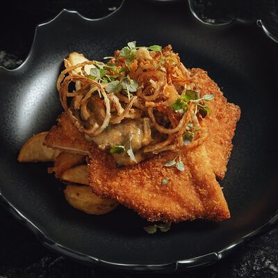 Куриный шницель с Айдахо под грибным соусом в Look lounge по цене 720 ₽