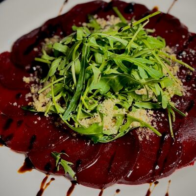 Салат из печеной свеклы с грецким орехом и рукколой под пикантным соусом в Xalif Life по цене 242 ₽