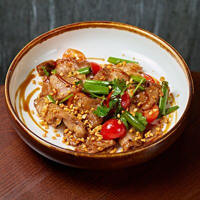 Салат из говядины фри в азиатском соусе в Chester по цене 710 ₽