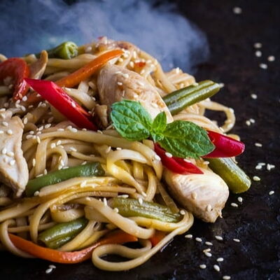 Вок с курочкой в медовом чили в Атаман-Суши по цене 572 ₽