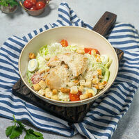 Цезарь с курицей в Рестомаркет Китчен