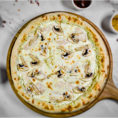 Пицца Верона с курицей и грибами (30 см) в Restobar Первый & Ресторан доставки Личный повар по цене 549 ₽