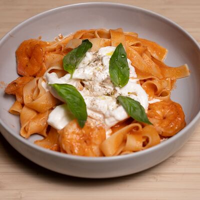 Феттуччине со страчателлой и креветками в Green Dog по цене 976 ₽