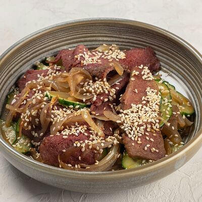 Азиатский салат с говядиной в Кушай мясо по цене 630 ₽