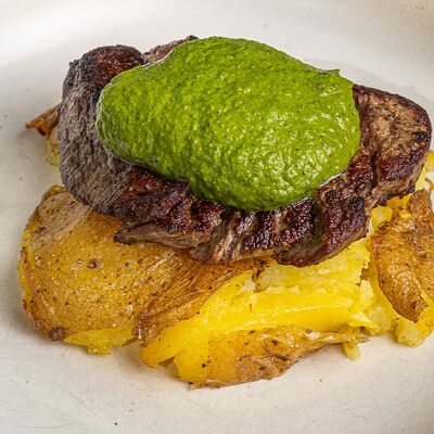 Стейк из говяжьей вырезки с картофелем в Bistro Оstro по цене 1390 ₽