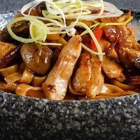 Лапша с курицей и овощами в Мега Cуши