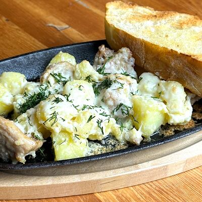 Картофель с курицей по-домашнемув Гриль-бар Бегемот и мышь по цене 595 ₽