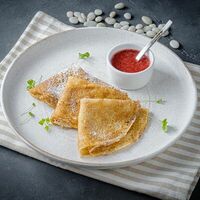 Блинчики со сметаной или клубнично-базиликовым соусом в Encore Cafe